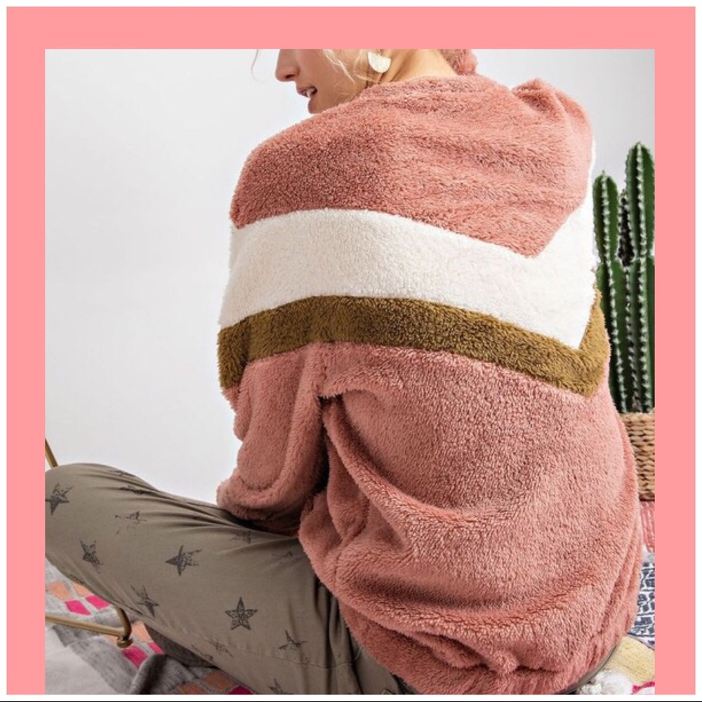 - PLUSH COZY LOOSE TOP WITH SIDE POCKETS - Picture 7 of 9